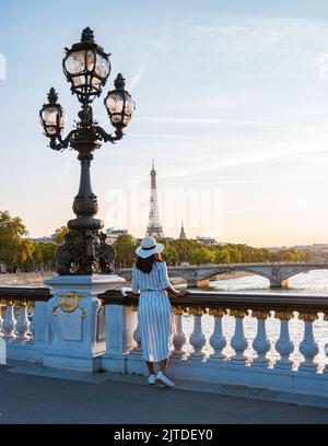 Les jeunes femmes avec un chapeau regardant à la tour Eiffel depuis la Seine, le pont Alexandre Paris, admirez le célèbre pont Alexandre III à Paris, la capitale de la France. Banque D'Images