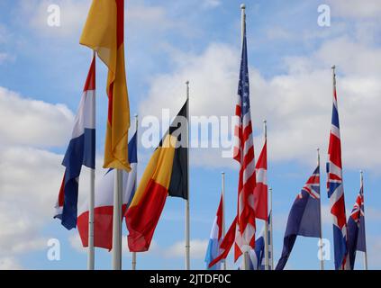 De nombreux drapeaux internationaux comme la Belgique États-Unis Angleterre Australie agitant avec le fond du ciel Banque D'Images