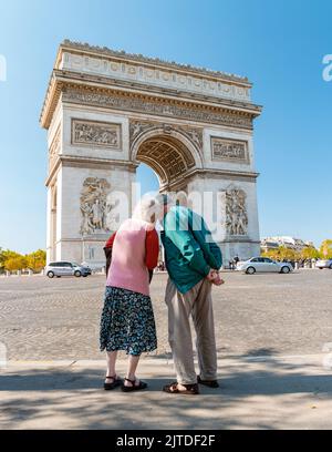 Avenue des champs Elysées Paris France Arc de Triomphe septembre 2021, personnes âgées en visite à Paris Banque D'Images