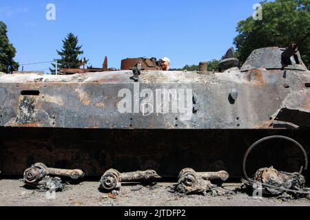 Odessa, Ukraine. 27th août 2022. Une inscription « Poutine die » vue sur l'armure. Les unités du commandement opérationnel 'South' des forces armées d'Ukraine ont présenté de l'équipement militaire russe brûlé dans les batailles pour l'indépendance de l'Ukraine. Le char T-90, deux transporteurs MT-LB, Kamaz et un transporteur de personnel blindé sont exposés. Crédit : SOPA Images Limited/Alamy Live News Banque D'Images