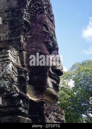 Des visages géants en pierre au temple cambodgien Banque D'Images