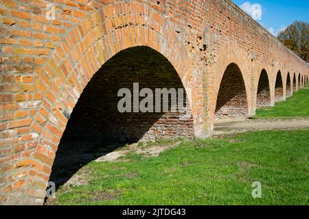 Arches de briques rouges de pont sans eau Banque D'Images