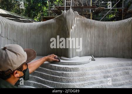 Bandung, Java-Ouest, Indonésie. 30th août 2022. Les travailleurs ont sculpté une maquette du complexe du Palais présidentiel, conçue par l'artiste I Nyoman Nuarta au NuArt Sculpture Park, Bandung, Indonésie. Le design du palais présidentiel est adapté du symbole de la République d'Indonésie, à savoir l'oiseau Garuda avec une envergure de 200 mètres de long, 30 mètres de large, et 76 mètres de haut qui sera construit dans la nouvelle capitale nationale (IKN) dans l'est du Kalimantan. (Image de crédit : © Algi Febri Sugita/ZUMA Press Wire) Banque D'Images