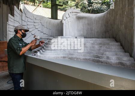 Bandung, Java-Ouest, Indonésie. 30th août 2022. Les travailleurs ont sculpté une maquette du complexe du Palais présidentiel, conçue par l'artiste I Nyoman Nuarta au NuArt Sculpture Park, Bandung, Indonésie. Le design du palais présidentiel est adapté du symbole de la République d'Indonésie, à savoir l'oiseau Garuda avec une envergure de 200 mètres de long, 30 mètres de large, et 76 mètres de haut qui sera construit dans la nouvelle capitale nationale (IKN) dans l'est du Kalimantan. (Image de crédit : © Algi Febri Sugita/ZUMA Press Wire) Banque D'Images