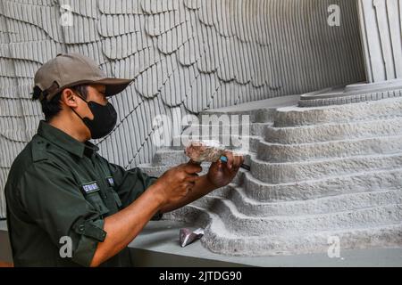 Bandung, Java-Ouest, Indonésie. 30th août 2022. Les travailleurs ont sculpté une maquette du complexe du Palais présidentiel, conçue par l'artiste I Nyoman Nuarta au NuArt Sculpture Park, Bandung, Indonésie. Le design du palais présidentiel est adapté du symbole de la République d'Indonésie, à savoir l'oiseau Garuda avec une envergure de 200 mètres de long, 30 mètres de large, et 76 mètres de haut qui sera construit dans la nouvelle capitale nationale (IKN) dans l'est du Kalimantan. (Image de crédit : © Algi Febri Sugita/ZUMA Press Wire) Banque D'Images
