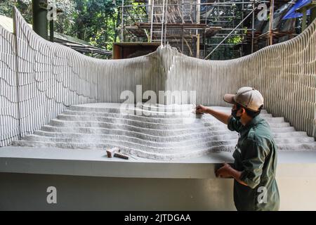 Bandung, Java-Ouest, Indonésie. 30th août 2022. Les travailleurs ont sculpté une maquette du complexe du Palais présidentiel, conçue par l'artiste I Nyoman Nuarta au NuArt Sculpture Park, Bandung, Indonésie. Le design du palais présidentiel est adapté du symbole de la République d'Indonésie, à savoir l'oiseau Garuda avec une envergure de 200 mètres de long, 30 mètres de large, et 76 mètres de haut qui sera construit dans la nouvelle capitale nationale (IKN) dans l'est du Kalimantan. (Image de crédit : © Algi Febri Sugita/ZUMA Press Wire) Banque D'Images