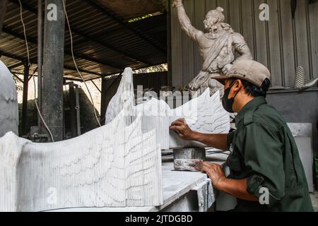 Bandung, Java-Ouest, Indonésie. 30th août 2022. Les travailleurs ont sculpté une maquette du complexe du Palais présidentiel, conçue par l'artiste I Nyoman Nuarta au NuArt Sculpture Park, Bandung, Indonésie. Le design du palais présidentiel est adapté du symbole de la République d'Indonésie, à savoir l'oiseau Garuda avec une envergure de 200 mètres de long, 30 mètres de large, et 76 mètres de haut qui sera construit dans la nouvelle capitale nationale (IKN) dans l'est du Kalimantan. (Image de crédit : © Algi Febri Sugita/ZUMA Press Wire) Banque D'Images
