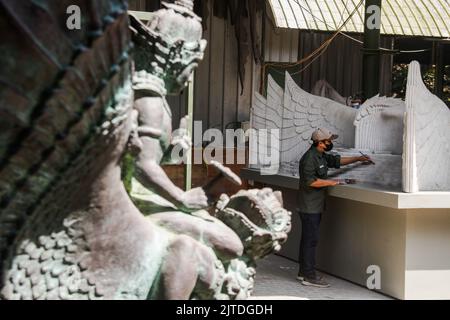 Bandung, Java-Ouest, Indonésie. 30th août 2022. Les travailleurs ont sculpté une maquette du complexe du Palais présidentiel, conçue par l'artiste I Nyoman Nuarta au NuArt Sculpture Park, Bandung, Indonésie. Le design du palais présidentiel est adapté du symbole de la République d'Indonésie, à savoir l'oiseau Garuda avec une envergure de 200 mètres de long, 30 mètres de large, et 76 mètres de haut qui sera construit dans la nouvelle capitale nationale (IKN) dans l'est du Kalimantan. (Image de crédit : © Algi Febri Sugita/ZUMA Press Wire) Banque D'Images
