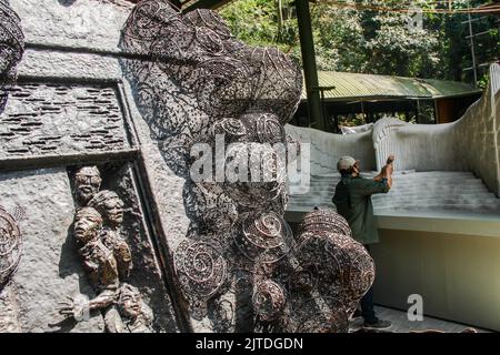 Bandung, Java-Ouest, Indonésie. 30th août 2022. Les travailleurs ont sculpté une maquette du complexe du Palais présidentiel, conçue par l'artiste I Nyoman Nuarta au NuArt Sculpture Park, Bandung, Indonésie. Le design du palais présidentiel est adapté du symbole de la République d'Indonésie, à savoir l'oiseau Garuda avec une envergure de 200 mètres de long, 30 mètres de large, et 76 mètres de haut qui sera construit dans la nouvelle capitale nationale (IKN) dans l'est du Kalimantan. (Image de crédit : © Algi Febri Sugita/ZUMA Press Wire) Banque D'Images
