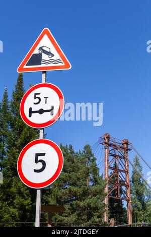 Panneaux routiers montés à l'entrée d'un pont. Départ vers le remblai, limite de poids par essieu de 5 tonnes, limite de vitesse. Altay Kray, Russie Banque D'Images