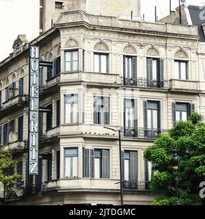 BUENOS AIRES, ARGENTINE – FÉVRIER 21. 2015: Vue sur l'ancien bâtiment de l'hôtel Ritz avec panneau sur le périmètre du bâtiment dans le vieux quartier Banque D'Images