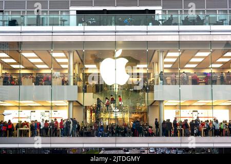 Hong Kong - décembre 24,2013: Les gens magasinent dans le megastore d'Apple pendant les vacances de Noël Banque D'Images