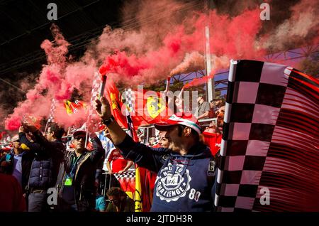 Les fans de Scuderia Ferrari tiennent des fusées éclairantes dans les stands alors qu'ils attendent le début du Grand Prix d'Italie de Monza en 2017. La Scuderia Ferrari célèbre son anniversaire de 70th au Grand Prix d'Italie 2017. Lewis Hamilton (Mercedes) a remporté la course à partir de la pole position (son 69th, qui a battu le record de Michael Schumacher) devant son coéquipier Valtteri Bottas. La Ferrari de Sebastian Vettel a terminé plus de 30 secondes derrière les deux Mercedes. Banque D'Images