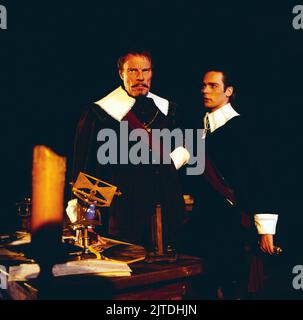 Wallenstein, Literaturverfilmung nach dem Drama von Friedrich Schiller, Regie: Franz Peter Wirth, Deutschland, 1987, Szene: Thomas Holtzmann als Wallenstein, Rolf Becker als Octavio Piccolomini, Jacques Breuer als Max Piccolomini. Walleinstein, adaptation littéraire d'un drame de Friedrich Schiller, réalisé par Franz Peter Wirth, Allemagne, 1987, scène: Rolf Becker, Thomas Holtzmann, Jacques Breuer. Banque D'Images