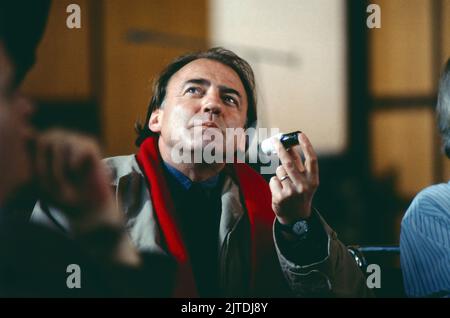Tassilo - Ein Fall für sich, ZDF Krimi-Serie, Regie: Hajo Gies, Deutschland, 1991, Folge 1: Verteidigung von Friedrichshafen, Szene: Bruno Ganz als gewiefter Privatdetektiv Tassilo Grübel. Tassilo - Ein Fall fuer sich, série de crimes télévisés, réalisé par Hajo Gies, Allemagne, 1991, épisode 1: Verteidigung von Friedrichshafen, scène: Bruno Ganz comme détective privé délicat Tassilo Gruebel Banque D'Images