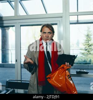 Tassilo - Ein Fall für sich, ZDF Krimi-Serie, Regie: Hajo Gies, Deutschland, 1991, Folge 1: Verteidigung von Friedrichshafen, Szene: Bruno Ganz als gewiefter Privatdetektiv Tassilo Grübel. Tassilo - Ein Fall fuer sich, série de crimes télévisés, réalisé par Hajo Gies, Allemagne, 1991, épisode 1: Verteidigung von Friedrichshafen, scène: Bruno Ganz comme détective privé délicat Tassilo Gruebel Banque D'Images