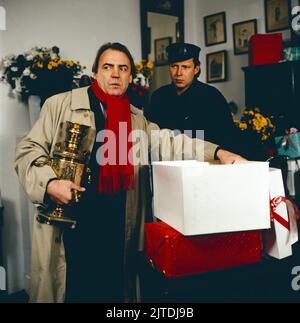 Tassilo - Ein Fall für sich, ZDF Krimi-Serie, Regie: Hajo Gies, Deutschland, 1991, Folge 4: Lingauer Pieta, Szene: Bruno Ganz, Axel Milberg. Tassilo - Ein Fall fuer sich, série de crimes télévisés, réalisé par Hajo Gies, Allemagne, 1991, épisode 4: Lingauer Pieta, scène: Bruno Ganz, Axel Milberg Banque D'Images