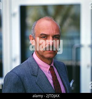 Tassilo - Ein Fall für sich, ZDF Krimi-Serie, Regie: Hajo Gies, Deutschland, 1991, Folge 1: Verteidigung von Friedrichshafen, Szene: Charles Brauer als James Blickle. Tassilo - Ein Fall fuer sich, série de crimes télévisés, réalisé par Hajo Gies, Allemagne, 1991, épisode 1: Verteidigung von Friedrichshafen, scène: Charles Brauer comme James Blickle Banque D'Images