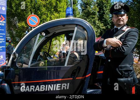 Monza, Italie. 03rd septembre 2017. Membres des Carabinieri au travail lors du Grand Prix d'Italie de Monza en 2017. La Scuderia Ferrari célèbre son anniversaire de 70th au Grand Prix d'Italie 2017. Lewis Hamilton (Mercedes) a remporté la course à partir de la pole position (son 69th, qui a battu le record de Michael Schumacher) devant son coéquipier Valtteri Bottas. La Ferrari de Sebastian Vettel a terminé plus de 30 secondes derrière les deux Mercedes. (Photo de Laurent Coust/SOPA Images/Sipa USA) crédit: SIPA USA/Alay Live News Banque D'Images