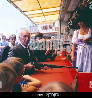 ZDF Krimi-Serie, Deutschland, 1979, Folge: Die Lüge, Szene: Rudolf Platte als Herr Kampka auf dem Schießstand beim Münchner Oktoberfest. Der Alte, série de crimes télévisés, Allemagne, 1979, épisode: Luege, Scène: Rudolf Platte comme Herr Kampka sur le stand de tournage à l'Oktoberfest de Munich. Banque D'Images