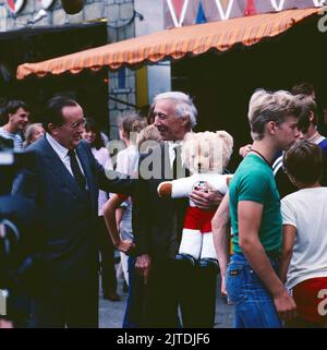ZDF Krimi-Serie, Deutschland, 1979, Folge: Die Lüge, Szene: Siegfried Lowitz als Kommissar Köster und Rudolf Platte als Herr Kampka auf dem Münchner Oktoberfest. Der Alte, série de crimes télévisés, Allemagne, 1979, épisode: Luege, Scène: Siegfried Lowitz et Rudolf Platte à l'Oktoberfest de Munich Banque D'Images