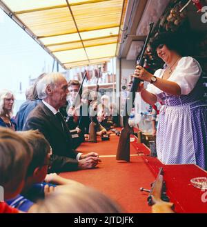 ZDF Krimi-Serie, Deutschland, 1979, Folge: Die Lüge, Szene: Rudolf Platte als Herr Kampka auf dem Schießstand beim Münchner Oktoberfest. Der Alte, série de crimes télévisés, Allemagne, 1979, épisode: Luege, Scène: Rudolf Platte comme Herr Kampka sur le stand de tournage à l'Oktoberfest de Munich. Banque D'Images