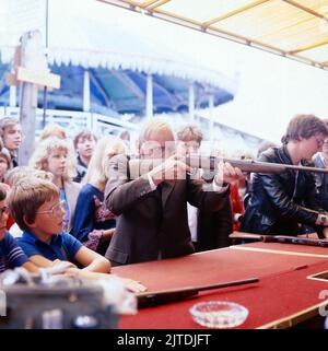 ZDF Krimi-Serie, Deutschland, 1979, Folge: Die Lüge, Szene: Rudolf Platte als Herr Kampka auf dem Schießstand beim Münchner Oktoberfest. Der Alte, série de crimes télévisés, Allemagne, 1979, épisode: Luege, Scène: Rudolf Platte comme Herr Kampka sur le stand de tournage à l'Oktoberfest de Munich. Banque D'Images