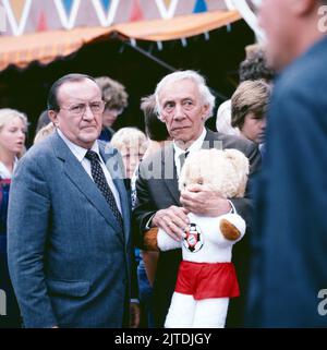 ZDF Krimi-Serie, Deutschland, 1979, Folge: Die Lüge, Szene: Siegfried Lowitz als Kommissar Köster und Rudolf Platte als Herr Kampka auf dem Münchner Oktoberfest. Der Alte, série de crimes télévisés, Allemagne, 1979, épisode: Luege, Scène: Siegfried Lowitz et Rudolf Platte à l'Oktoberfest de Munich Banque D'Images