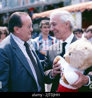 ZDF Krimi-Serie, Deutschland, 1979, Folge: Die Lüge, Szene: Siegfried Lowitz als Kommissar Köster und Rudolf Platte als Herr Kampka auf dem Münchner Oktoberfest. Der Alte, série de crimes télévisés, Allemagne, 1979, épisode: Luege, Scène: Siegfried Lowitz et Rudolf Platte à l'Oktoberfest de Munich Banque D'Images