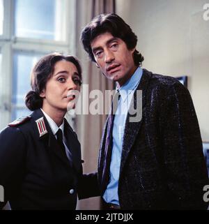 Schlüsselblumen, ARD Fernsehfilm in zwei Teilen, Deutschland, 1987, Teil 1, Szene: Hartmann wird als sogenannter Romeo von der Ostberliner Stasi in den Westen geschleust, Winfried Glatzals eder Hartmann, Mechthild Grossmann als Anna von der Stasi. Schluesselblumen, drame télévisuel en deux parties, Allemagne, 1987, partie 1, scène: Hartmann est introduit en contrebande dans l'Ouest par l'est de Berlin Stasi que l'on appelle Romeo, Winfried Glatzeder comme Hartmann, Mechthild Grossmann comme Anna par la Stasi. Banque D'Images