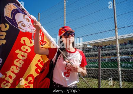 Monza, Italie. 03rd septembre 2017. Un fan asiatique de la Scuderia Ferrari fait un drapeau avant le début du Grand Prix d'Italie de Monza en 2017. La Scuderia Ferrari célèbre son anniversaire de 70th au Grand Prix d'Italie 2017. Lewis Hamilton (Mercedes) a remporté la course à partir de la pole position (son 69th, qui a battu le record de Michael Schumacher) devant son coéquipier Valtteri Bottas. La Ferrari de Sebastian Vettel a terminé plus de 30 secondes derrière les deux Mercedes. (Photo de Laurent Coust/SOPA Images/Sipa USA) crédit: SIPA USA/Alay Live News Banque D'Images