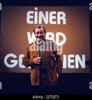 Einer wird gewinnen, auch EWG genannt, ARD Quizsendung, Deutschland, 1982, Fototermin vor der Quizshow: Modérateur Hans-Joachim Kulenkampff. Einer wird gewinnen, également appelé EWG, TV quiz show, Allemagne, 1982, Séance photo avant le quiz: Modérateur et hôte Hans-Joachim Kulenkampff Banque D'Images