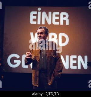 Einer wird gewinnen, auch EWG genannt, ARD Quizsendung, Deutschland, 1982, Fototermin vor der Quizshow: Modérateur Hans-Joachim Kulenkampff. Einer wird gewinnen, également appelé EWG, TV quiz show, Allemagne, 1982, Séance photo avant le quiz: Modérateur et hôte Hans-Joachim Kulenkampff Banque D'Images