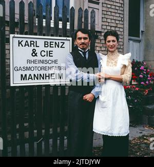 Stärker als alle Pferde, Mini-série in Drei Teilen, 3. Teil: Karl Benz und sein Dreirad, Deutschland, 1985, Szene: Walter Renneisen als Karl Benz, Daniela Ziegler als Berta Benz. Staerker als alle Pferde, minisères de télévision, trois-parter, partie 3: Karl Benz und sein Dreirad, scène: Walter Renneisen et Daniela Ziegler. Banque D'Images