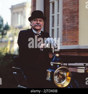 Stärker als alle Pferde, Mini-série in Drei Teilen, 2. Teil: Gottlieb Daimler und das erste pferdelose Fahrzeug, Deutschland, 1985, Szene: Heinz Weiss als Gottlieb Daimler. Staerker als Alle Pferde, minisères de télévision, trois-parter, partie 2: Gottlieb Daimer et le premier véhicule sans cheval, scène: Heinz Weiss as Daimler. Banque D'Images