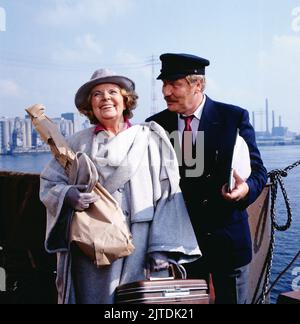 Erbin sein dagegen sehr, NDR Fernsehserie, Deutschland, 1985, Folge 1, Szene: Heidi Kabel als Lisa Boysen, Peter Carsten als Schiffagent Schröder. Erbin sein dagegen sehr, série télévisée, Allemagne, 1985, Episode 1, Scène: Heidi Kabel et Peter Carsten Banque D'Images