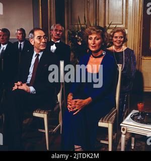 Erbin sein dagegen sehr, NDR Fernsehserie, Deutschland, 1985, Folge 9, Szene: Karl Friedrich Gerster, Werner Cartano, Karin Rasenack, Heidi Kabel. Erbin sein dagegen sehr, série télévisée, Allemagne, 1985, Episode 9, Scène: Karl Friedrich Gerster, Werner Cartano, Karin Rasenack, Heidi Kabel. Banque D'Images