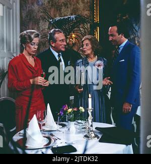 Erbin sein dagegen sehr, NDR Fernsehserie, Deutschland, 1985, Folge 4, Szene: Heidi Mahler, Dieter Eppler, Heidi Kabel, Raphaël Wilczek. Erbin sein dagegen sehr, série télévisée, Allemagne, 1985, Episode 4, Scène: Heidi Mahler, Dieter Eppler, Heidi Kabel, Raphael Wilczek Banque D'Images