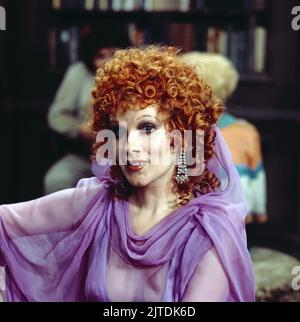 Zwei himmlische Töchter, ZDF Comedy Serie, Deutschland, 1978, Folge 2: Ein Sarg nach Leech, Szene: Elisabeth Volkmann als Cynthia Leech. Zwei himmlische Toechter, série de comédies TV, Allemagne, 1978, épisode 2: Ein Sarg nach Leech, scène: Elisabeth Volkmann Banque D'Images