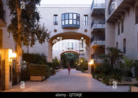 Les gens marchent à travers le projet résidentiel de luxe appelé David's Village ou Kfar David avec la caractéristique néo-orientale, dans le quartier de Mamilla, Jérusalem-Ouest Israël Banque D'Images