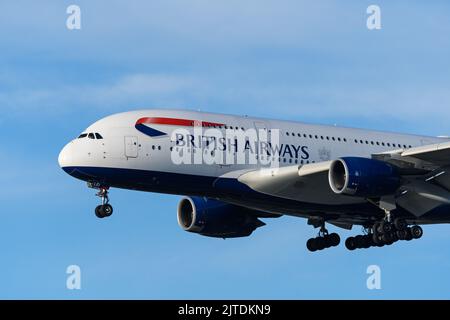 Richmond, Colombie-Britannique, Canada. 29th août 2022. Un avion de ligne Airbus A380 de British Airways (G-XLEI) aéroporté sur l'approche finale pour atterrir à l'aéroport international de Vancouver. (Image de crédit : © Bayne Stanley/ZUMA Press Wire) Banque D'Images