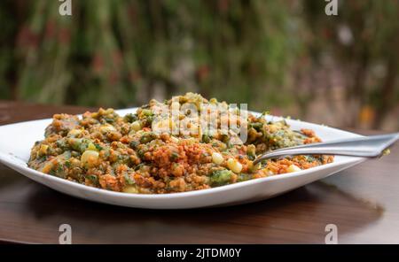 Une assiette de mukimo — une purée de pommes de terre kenyane — mélangée à un ragoût de viande hachée. Banque D'Images