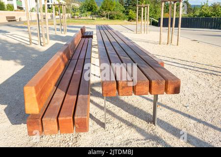 long banc en bois et table en bois massif dans un espace public d'un nouveau développement pour augmenter la qualité du séjour Banque D'Images