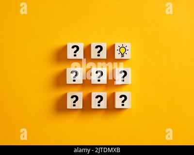 Résolution de problèmes, créativité, développement d'idées, brainstorming et concepts d'innovation. Symbole de point d'interrogation et d'ampoule d'idée sur les cubes en bois. Banque D'Images