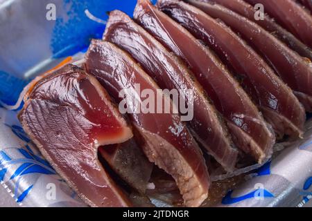 Plats à emporter en gros plan Katsuo-no-Tataki (légèrement grillés, émincés de bonito sashimi) dans un contenant alimentaire de supermarché. Banque D'Images