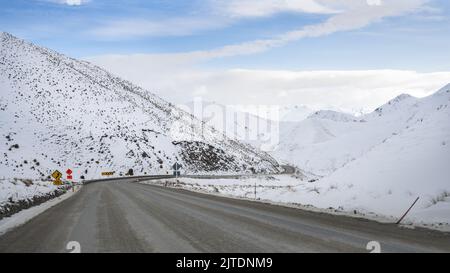 Route vers le col Lindas en hiver, montagnes couvertes de neige. Île du Sud. Banque D'Images