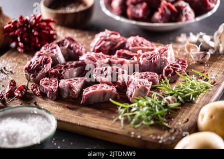 Morceaux de tige de bœuf au romarin, sel, piment prêts à préparer une recette. Banque D'Images