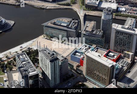 Vue aérienne depuis l'est du parc d'affaires de Manchester MediaCityUK à Salford Quays, dans le Grand Manchester Banque D'Images