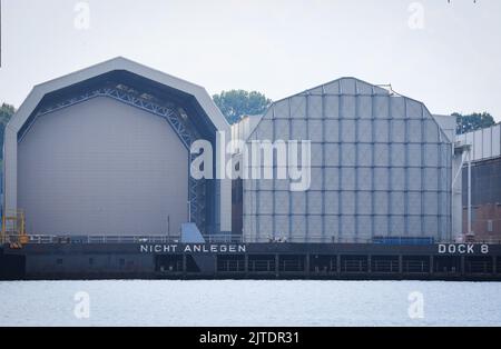 Kiel, Allemagne. 15th août 2022. Deux halls de chantier naval peuvent être vus sur le site du chantier naval ThyssenKrupp Marine Systems (TKMS) et des chantiers navals allemands Kiel GmbH dans le port de Kiel. Credit: Christian Charisius/dpa/Alay Live News Banque D'Images