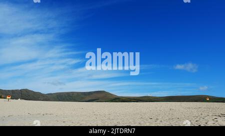 La plage et les montagnes lointaines à Ballydonegan, Allihies, Comté de Cork, Banque D'Images